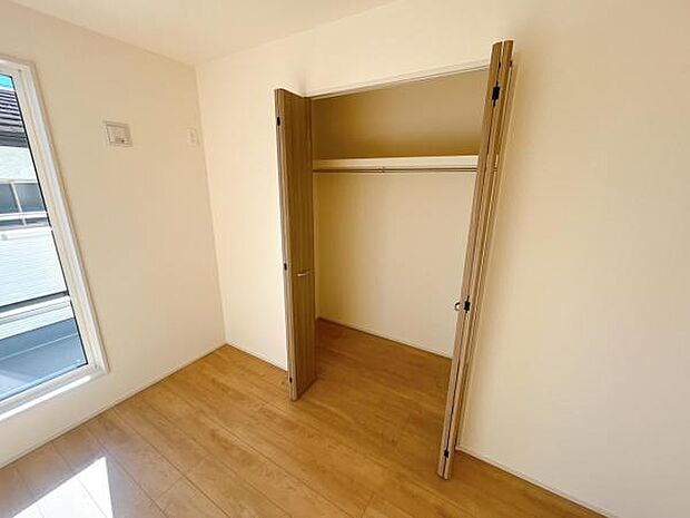 いつでもお部屋をスッキリお使い頂ける収納スペースを設置。