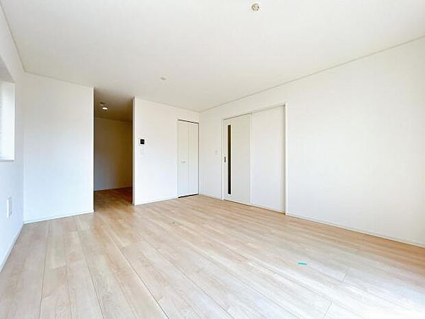 ご家族でゆったり食事が楽しめるダイニングスペースです。