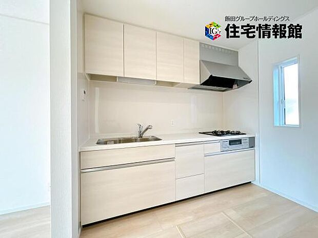 作業スペースが広く家事動線をゆったりと確保できるキッチンです。