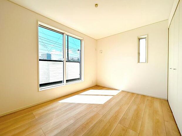 明るい広々とした主寝室でご家族ゆっくりお休みになれますね。