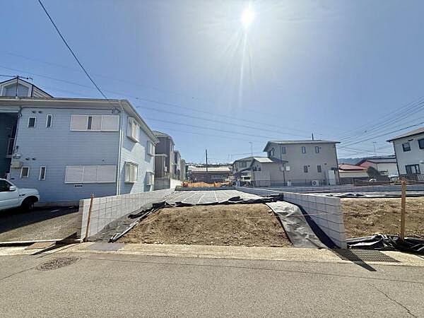 前面道路を含めた現地写真です。