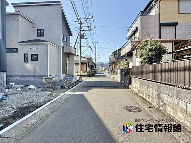 前面道路を含めた現地写真です。ぜひ周辺環境も併せてご覧ください。