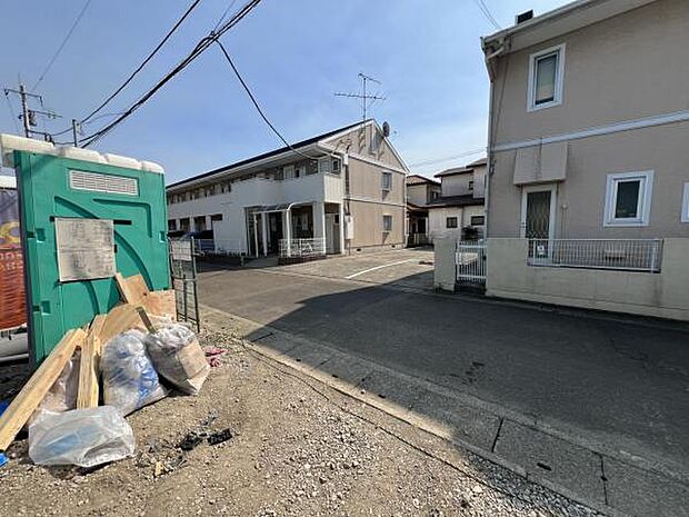 前面道路を含めた現地写真です。ぜひ周辺環境も併せてご覧ください。