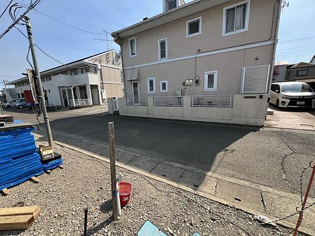 前面道路です。住宅地につき落ち着いた新生活を始められそうです。