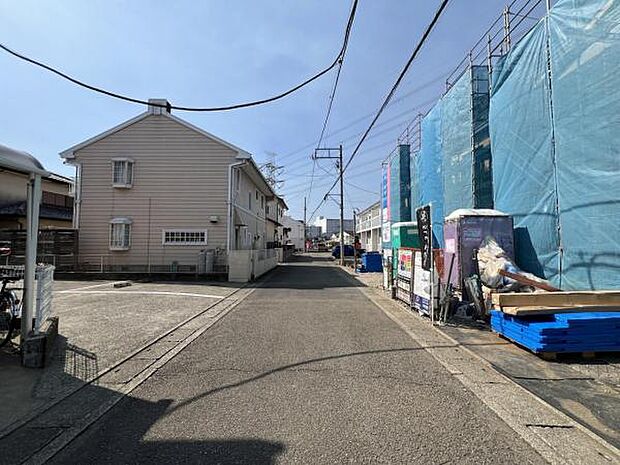 前面道路を含めた現地写真です。