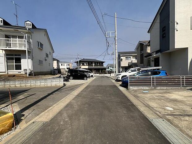 前面道路を含めた現地写真です。