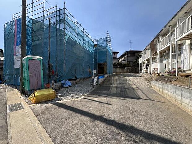 前面道路です。住宅地につき落ち着いた新生活を始められそうです。