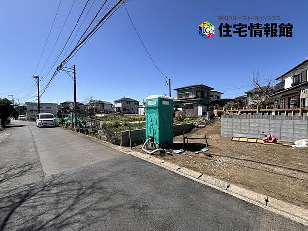 前面道路です。住宅地につき落ち着いた新生活を始められそうです。