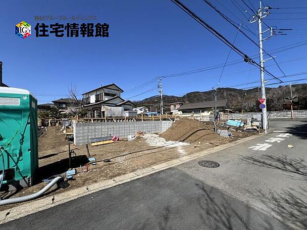 前面道路です。住宅地につき落ち着いた新生活を始められそうです。
