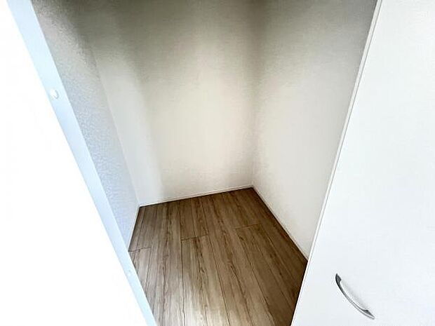 ウォークインクローゼットがあり収納スペースも豊富。季節物もスッキリ片付きそうです。