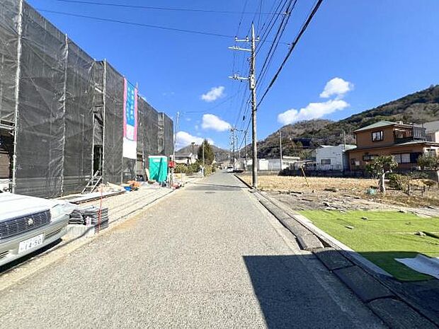 前面道路を含めた現地写真です。