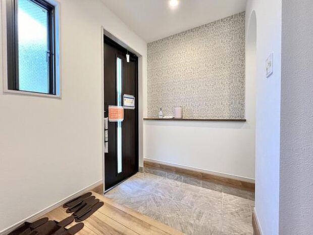 綺麗で明るい玄関でお客様をお迎えいただけます。