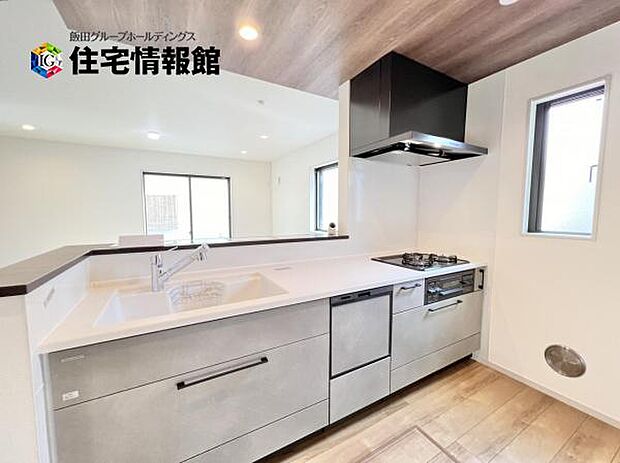 ご家族を見守りながら家事が捗る対面式キッチン。お料理をしながらご家族のサポートも可能です。