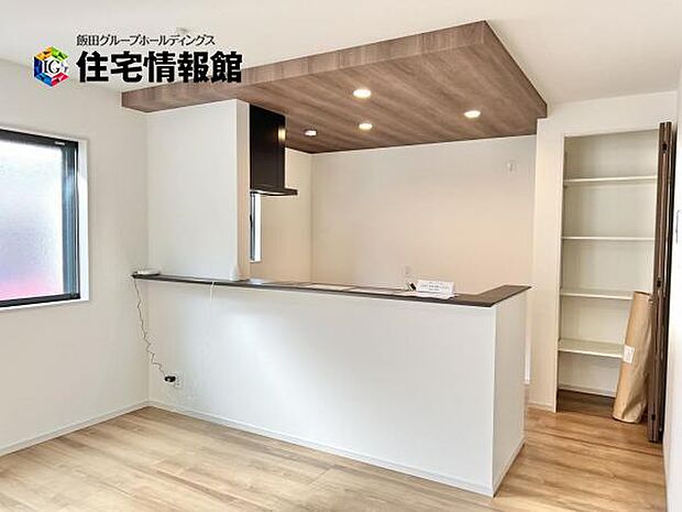 カウンターキッチン越しに会話も楽しめるダイニングキッチン。