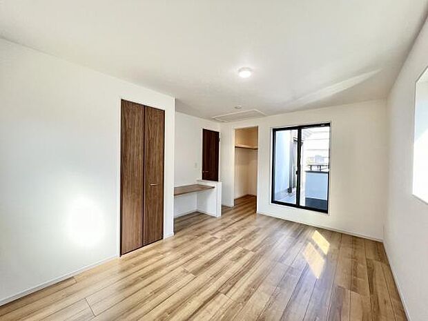 明るい広々とした主寝室でご家族ゆっくりお休みになれますね。