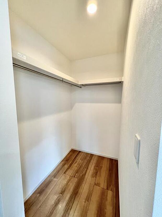 ウォークインクローゼットがあり収納スペースも豊富。季節物もスッキリ片付きそうです。