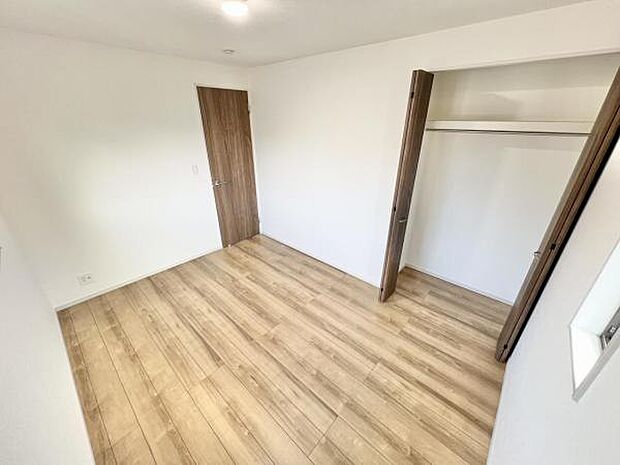 いつでもお部屋をスッキリお使い頂ける収納スペースを設置。