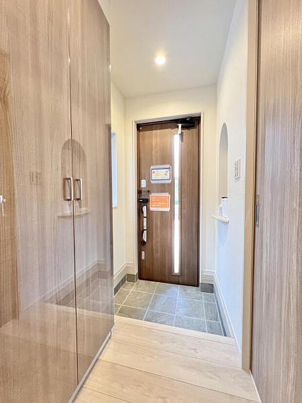 綺麗で明るい玄関でお客様をお迎えいただけます。