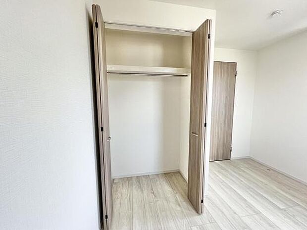 いつでもお部屋をスッキリお使い頂ける収納スペースを設置。