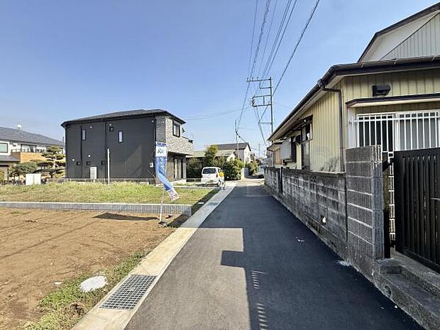前面道路です。住宅地につき落ち着いた新生活を始められそうです。