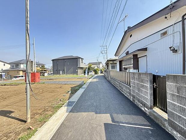 前面道路です。住宅地につき落ち着いた新生活を始められそうです。