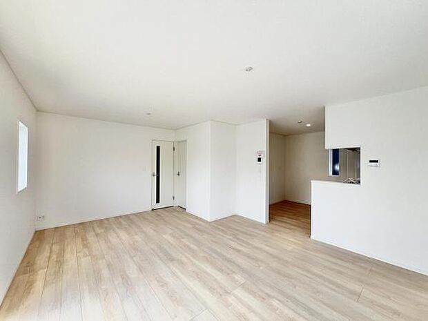 ご家族でゆったり食事が楽しめるダイニングスペースです。