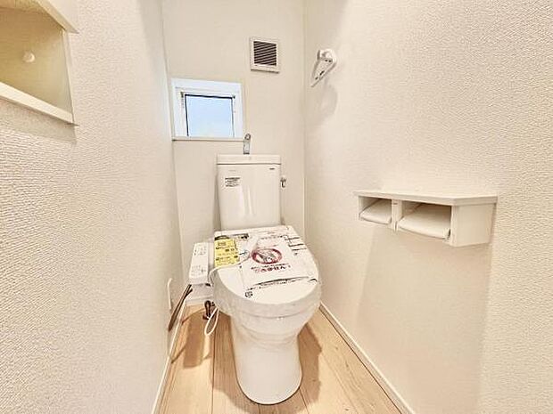 シャワー洗浄機能付のトイレは、清潔感が印象的な空間ですね。