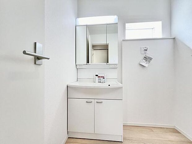 シャワー付き洗面化粧台です。手軽にシャンプーができ、お掃除もしやすいですね。