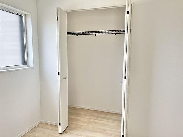 いつでもお部屋をスッキリお使い頂ける収納スペースを設置。