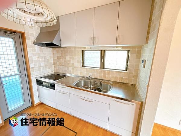 作業スペースが広く家事動線をゆったりと確保できるキッチンです。