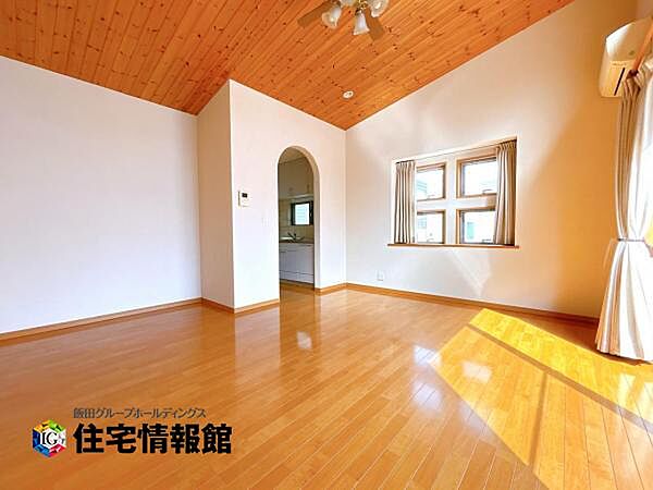 ゆったりとした開放的なダイニングキッチンスペースです。