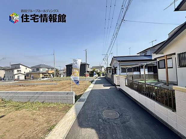 前面道路です。住宅地につき落ち着いた新生活を始められそうです。