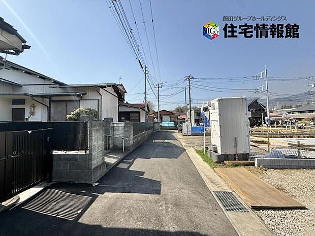 前面道路です。住宅地につき落ち着いた新生活を始められそうです。