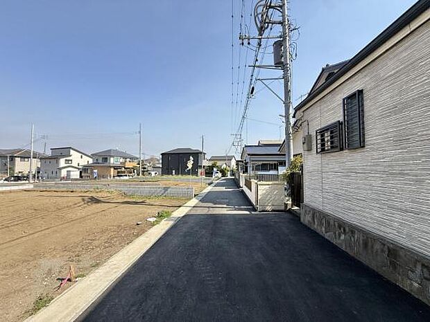 前面道路を含めた現地写真です。