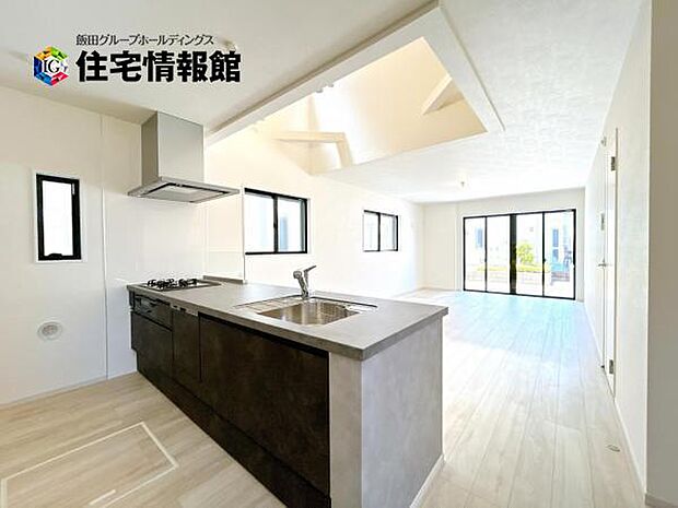 リビングが見渡せ、料理中も会話が弾む対面式キッチンです。