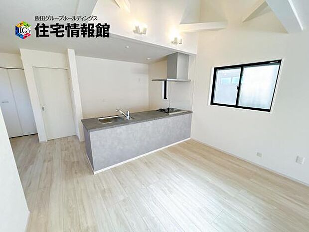 カウンターキッチン越しに会話も楽しめるダイニングキッチン。