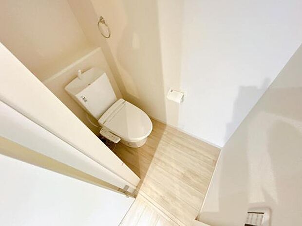 シャワー洗浄機能付のトイレは、清潔感が印象的な空間ですね。