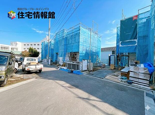 前面道路です。住宅地につき落ち着いた新生活を始められそうです。