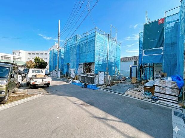 前面道路です。住宅地につき落ち着いた新生活を始められそうです。