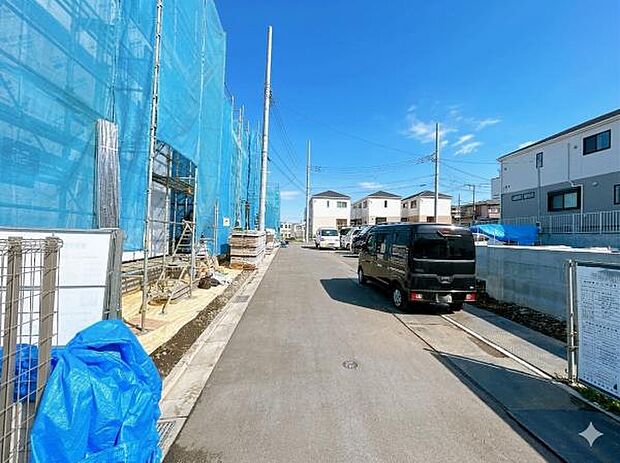前面道路です。住宅地につき落ち着いた新生活を始められそうです。