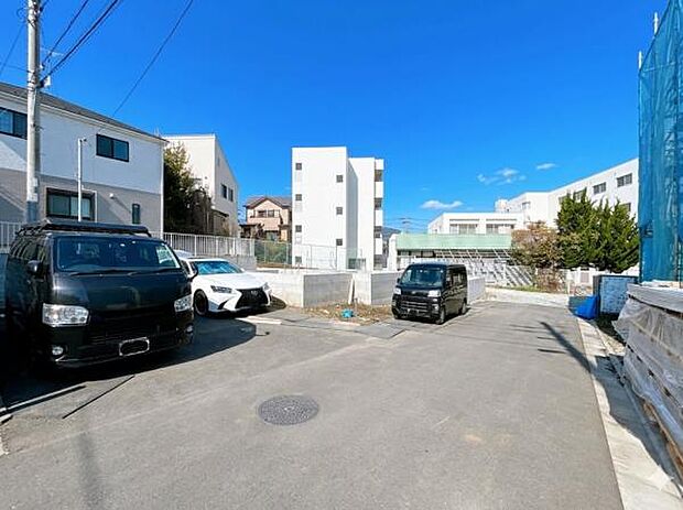前面道路を含めた現地写真です。ぜひ周辺環境も併せてご覧ください。