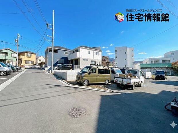 前面道路です。住宅地につき落ち着いた新生活を始められそうです。