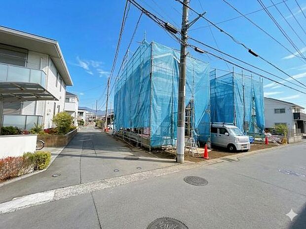 前面道路を含めた現地写真です。