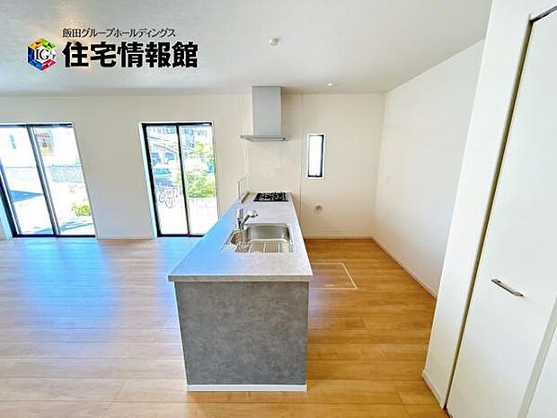 カウンターキッチン越しに会話も楽しめるダイニングキッチン。