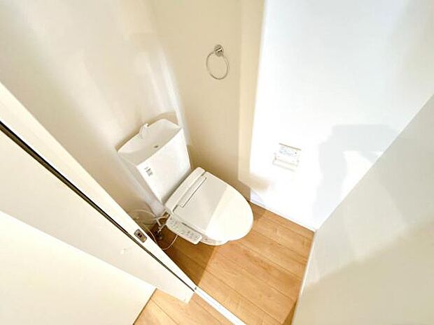 シャワー洗浄機能付のトイレは、清潔感が印象的な空間ですね。