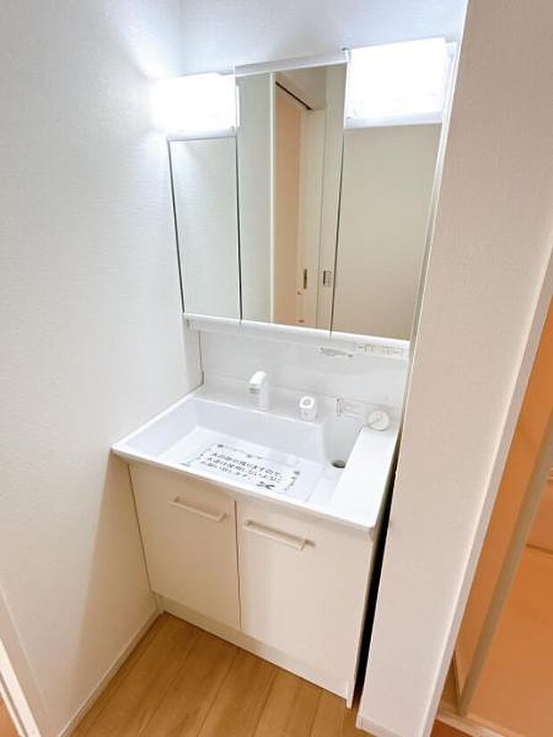 シャワー付き洗面化粧台です。手軽にシャンプーができ、お掃除もしやすいですね。