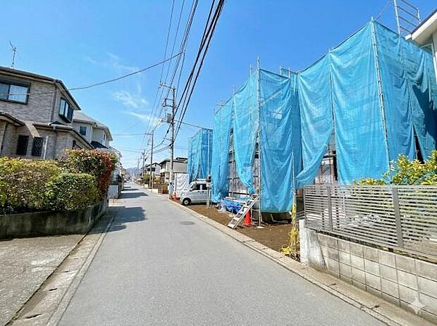 前面道路を含めた現地写真です。