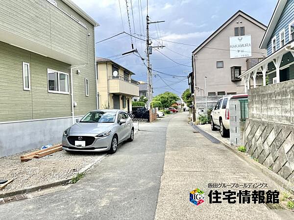 前面道路を含めた現地写真です。ぜひ周辺環境も併せてご覧ください。