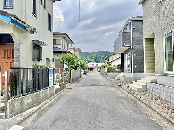 前面道路です。住宅地につき落ち着いた新生活を始められそうです。