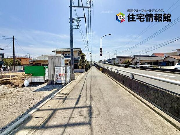 前面道路です。住宅地につき落ち着いた新生活を始められそうです。